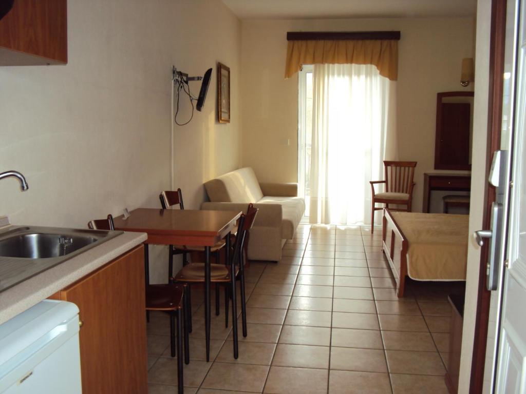 Amalia Aparthotel PalaiónTsiflíkion Quarto foto