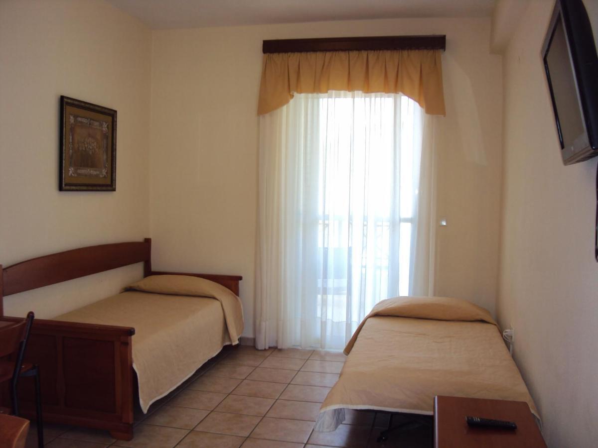 Amalia Aparthotel PalaiónTsiflíkion Quarto foto